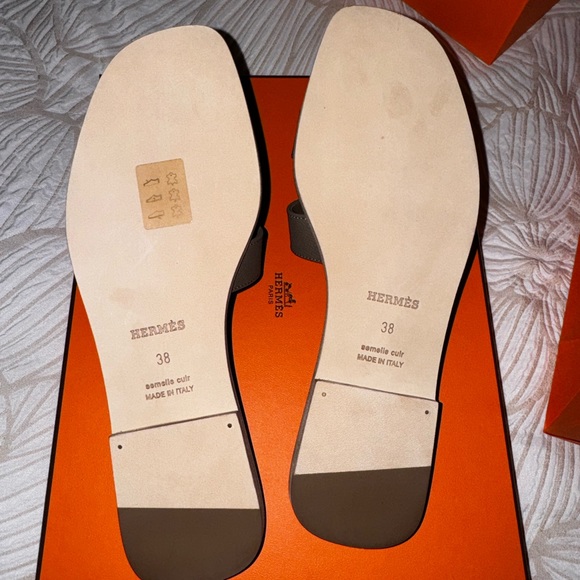 🩶 💯 AUTH HERMES ORAN ETOUPE SANDALS SIZE 38 🩶 - Picture 3 of 4